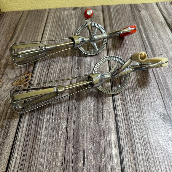 2 Vintage Egg Beaters 1 Red EKCO, 1 Unbranded Off-White Work Great SS Blades - Picture 2 of 8